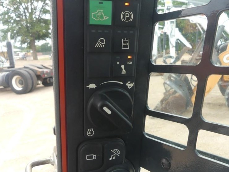 2023-bobcat-t64-image-13