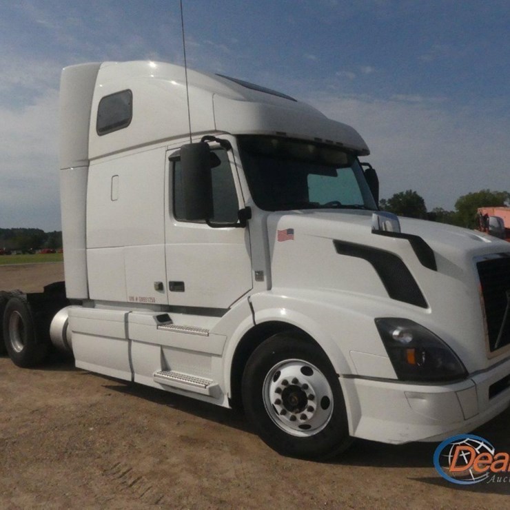 2016 VOLVO VNL TRUCK TRACTOR, S/N 4V4NC9EH1GN951258: T/A, SLEEPER, VOLVO D13 425HP ENG., ISHIFT AUTO, 12.5K FRONT, 38K REARS, 295/75R22.5 TIRES, 875K MI.