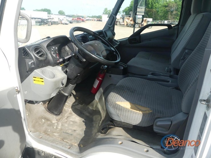 2019-hino-195-image-10