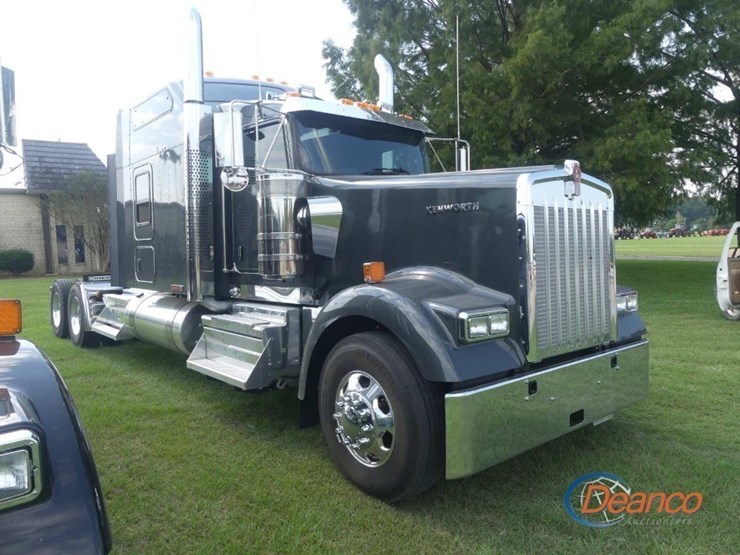 2024-kenworth-w900l-image-1