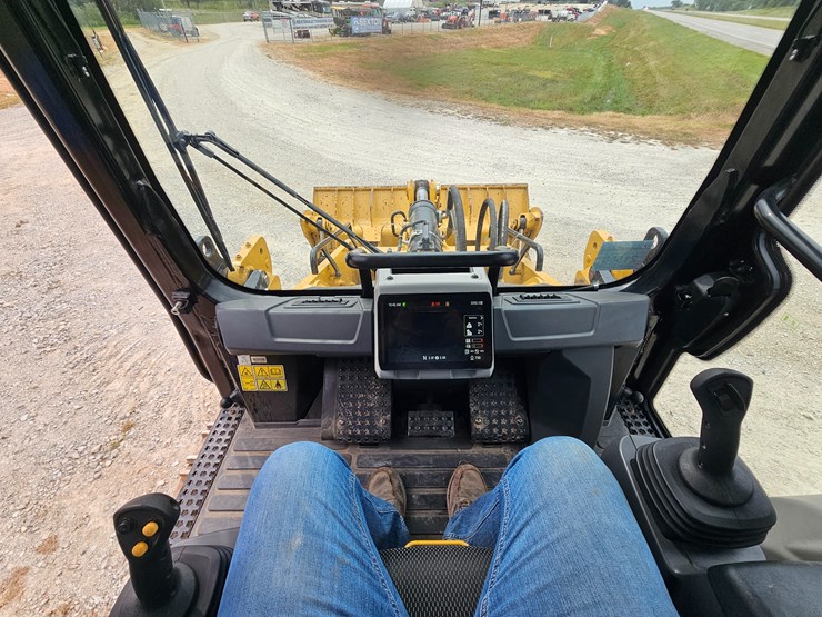 2023-caterpillar-953-image-56