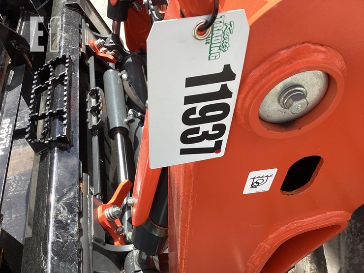 2023-kubota-ssv75-image-21