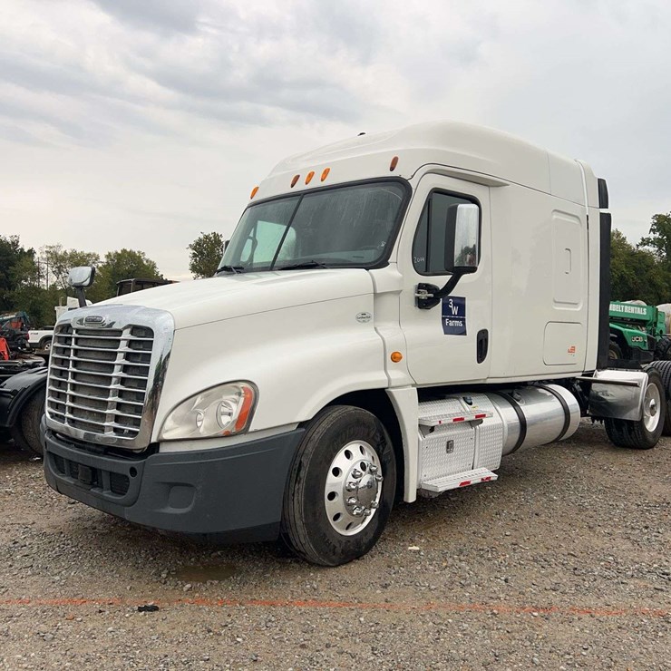 2014 Freightliner Cascadia T/A Sleeper Semi Truck
