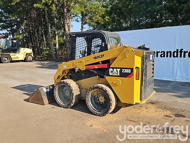 2016-caterpillar-236d-image-3