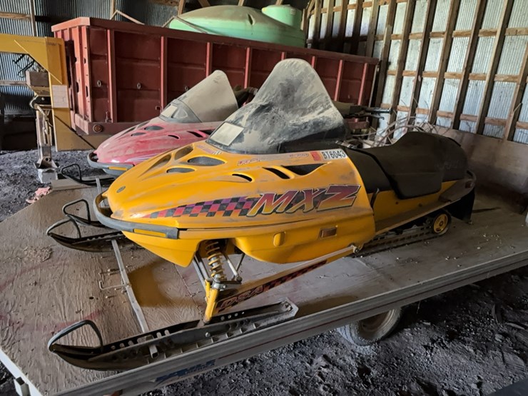 skidoo-mxz-440-snowmobile-w/-2,268-miles,-trailer-sold-seperate-image-1