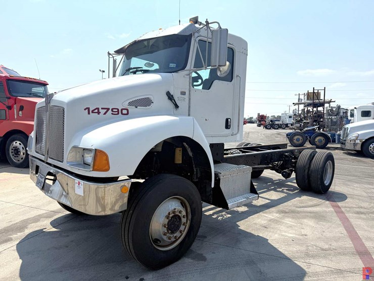 2005-kenworth-t300-image-1