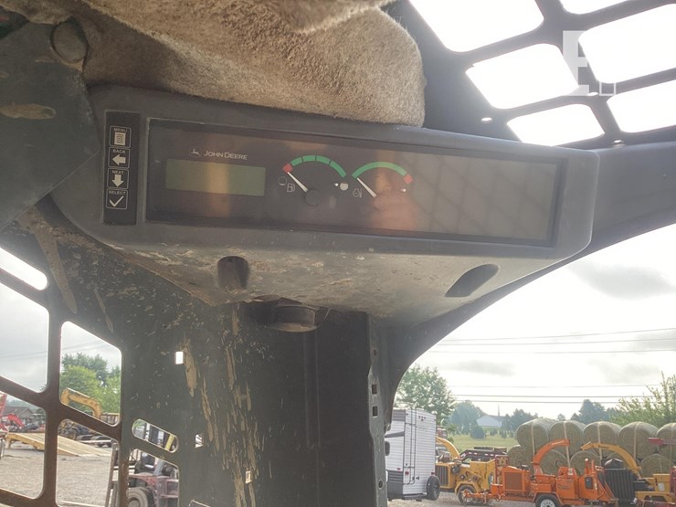 2010-deere-323d-image-18