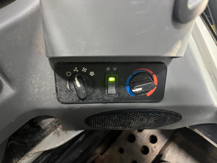 2020-bobcat-t740-image-32