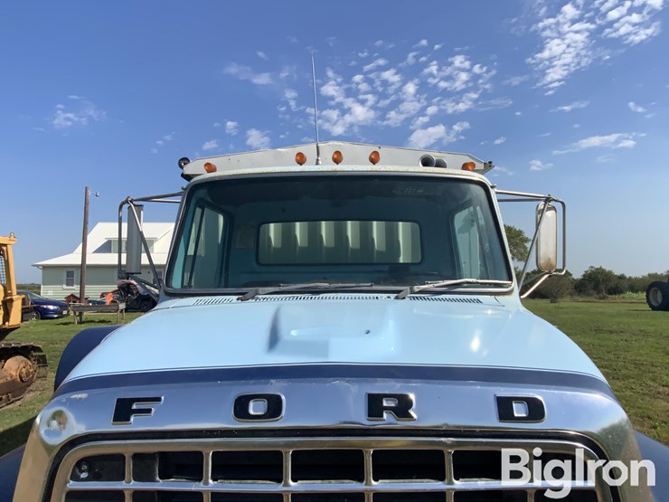 1975-ford-900-image-9
