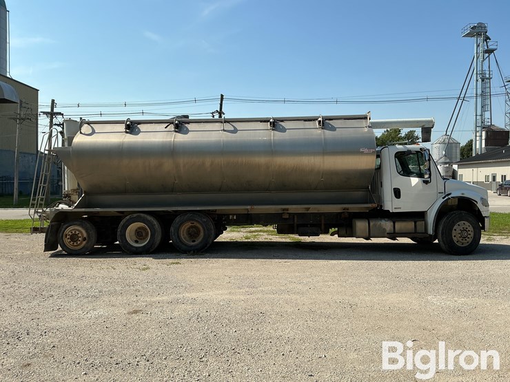 2006-freightliner-m2-106-tri/a-bulk-feed-truck-image-4