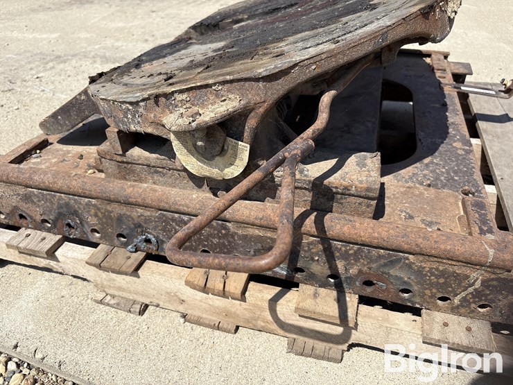 holland-semi-truck-5th-wheel-hitch-image-14