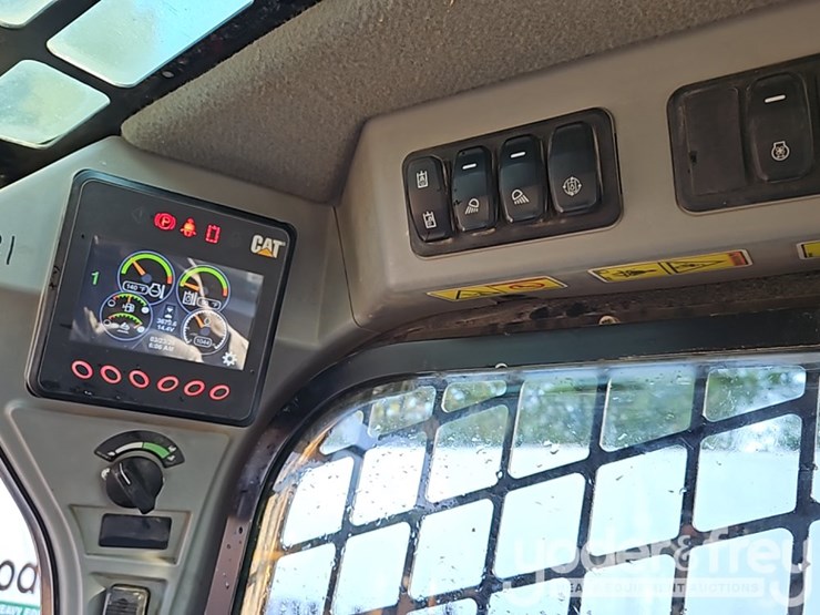 2021-caterpillar-299d3-image-30