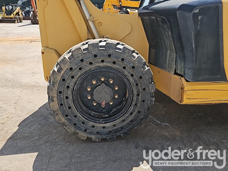 2017-caterpillar-tl642d-image-8