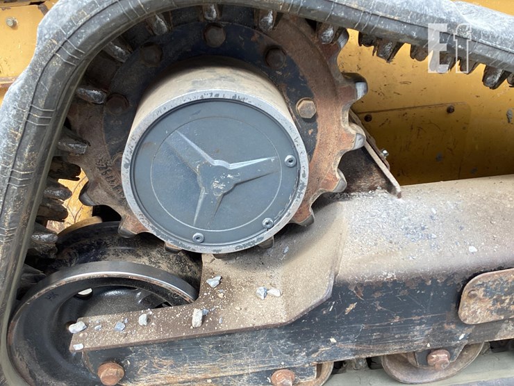 2015-deere-323e-image-13