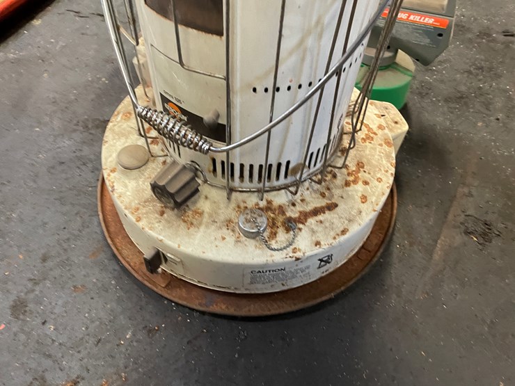 #8429-•-(2)-propane-bug-killer-foggers-and-kerosene-heater-image-9