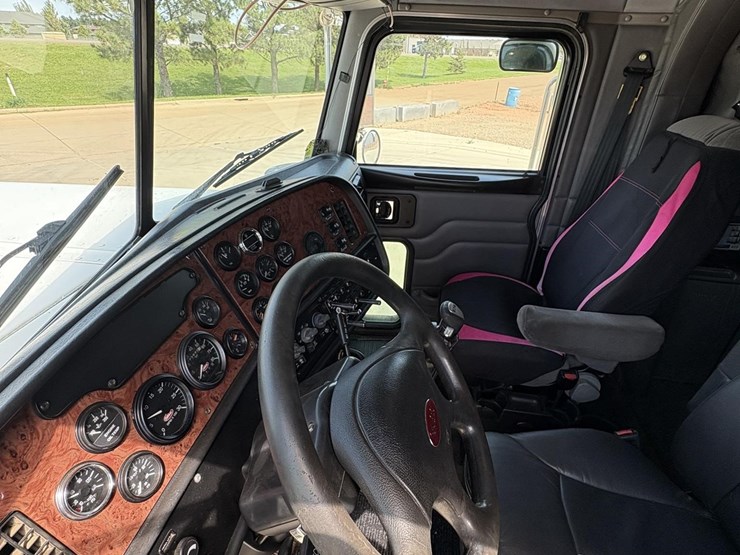 2005-peterbilt-379-image-25