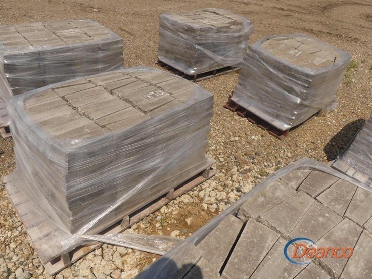 (2)-pallets-of-assorted-paving-stones-image-1