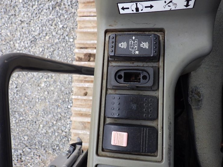 2015-hitachi-zx350lc-6n-image-35