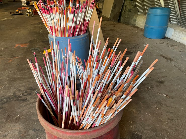 #8400-•-pail-of-driveway-markers-image-3
