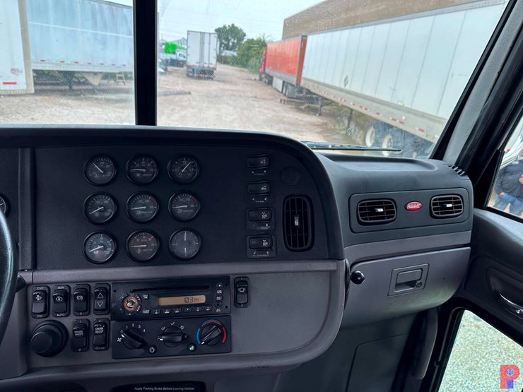 2012-peterbilt-367-image-12