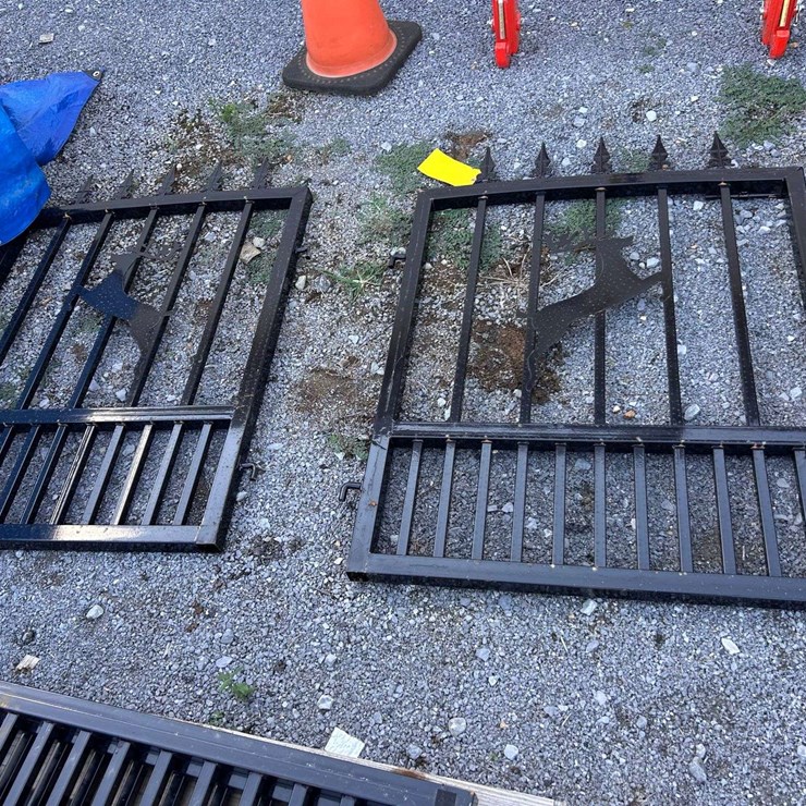 UNUSED BI-PARTING GATE 6' WIDE 4' TALL--MAY HAVE COSMETIC SCRATES FROM UNLOADING