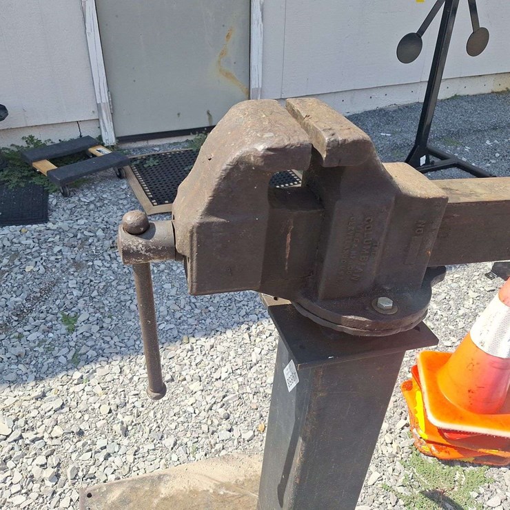 COLUMBIAN VICE ON METAL STAND