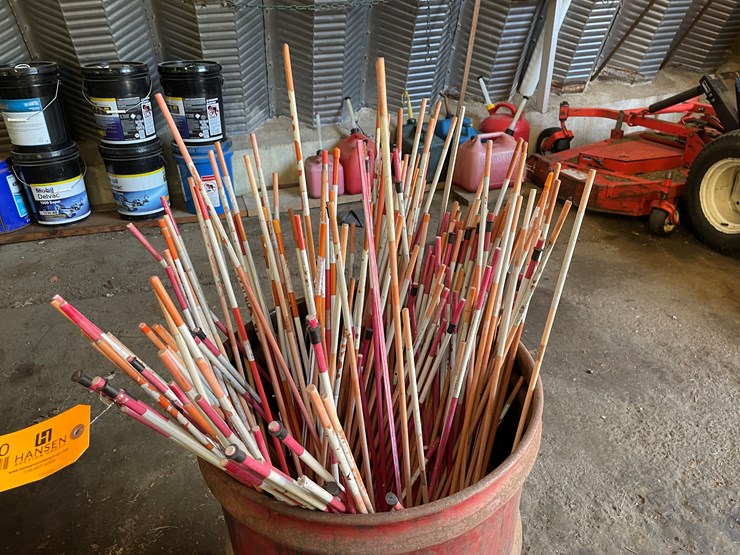 #8400-•-pail-of-driveway-markers-image-2