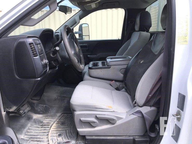 2017-chevrolet-3500-image-8