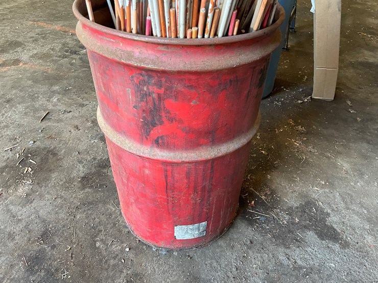 #8400-•-pail-of-driveway-markers-image-5