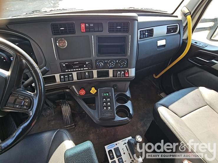 2023-kenworth-t880-image-45
