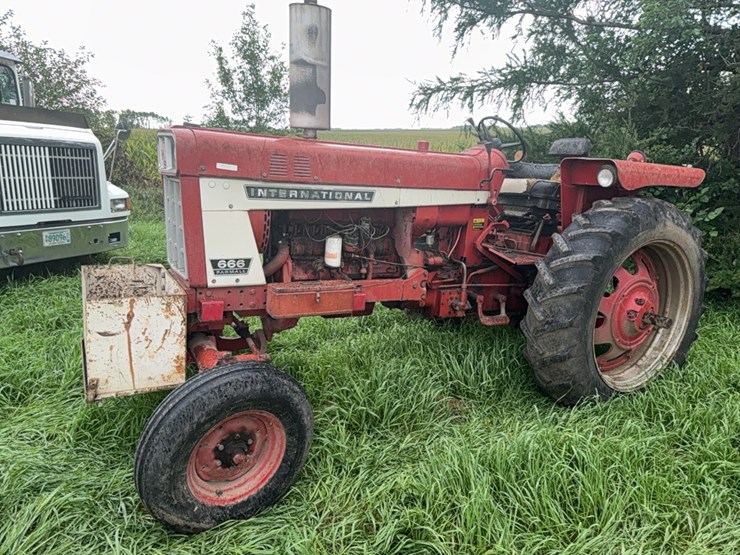 international-666-farmall-wide-front-tractor-w/-rockbox,-5,300-hrs-on-tach,-15.5-38-rears-image-8