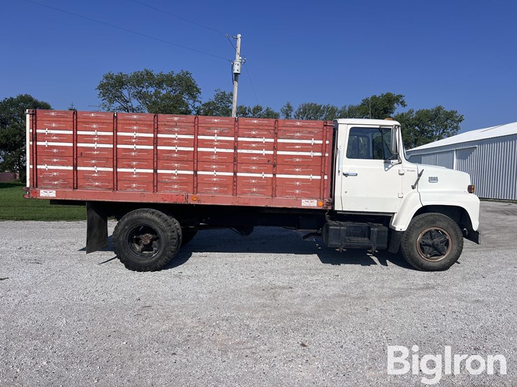 1976-ford-7000-image-4