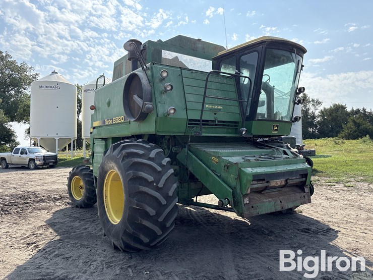 1982-john-deere-8820-image-3