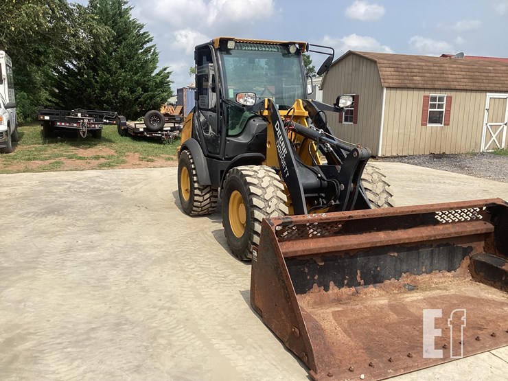 2021-deere-304l-image-6