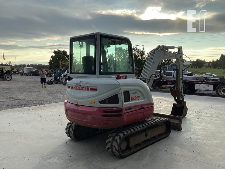 2018-takeuchi-tb240-image-4