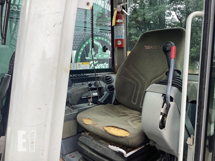 2018-takeuchi-tb240-image-15