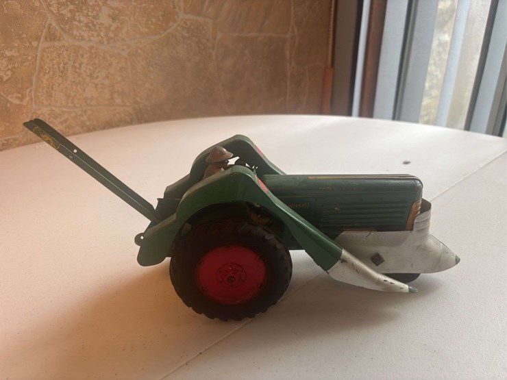 (2)-1/16-oliver-77-with-mounted-picker-and-wagon-slik-image-2