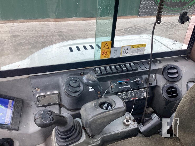 2018-takeuchi-tb240-image-17