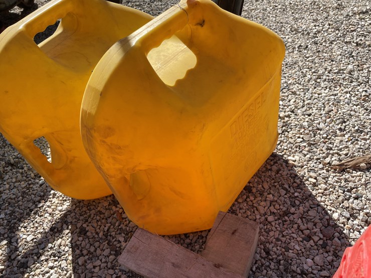 #1679-•-(2)-poly-diesel-fuel-tanks-image-5