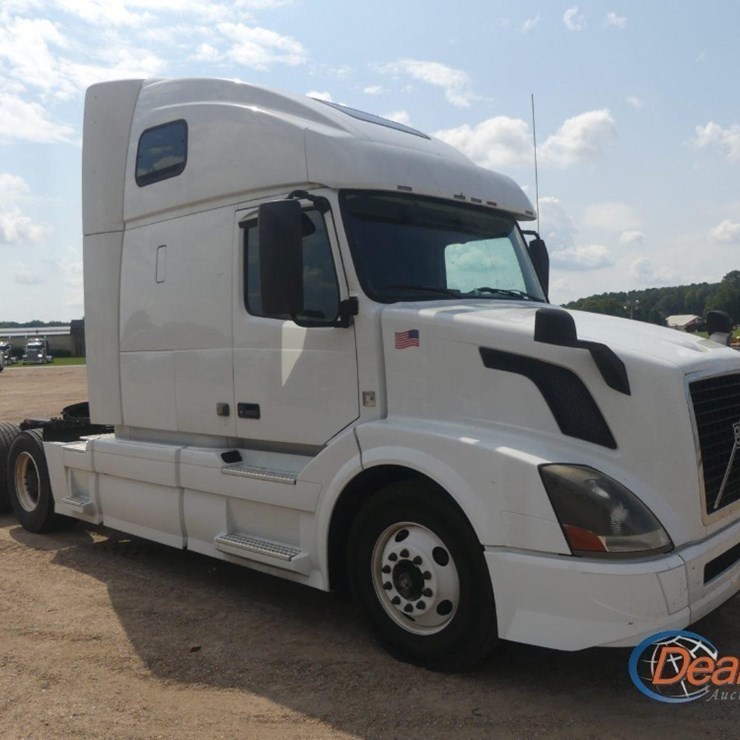 2016 VOLVO VNL TRUCK TRACTOR, S/N 4V4NC9EH3GN936454: T/A, SLEEPER, VOLVO D13 425HP ENG., ISHIFT AUTO, 12.5K FRONT, 38K REARS, 445/50R22.5 SINGLE REARS, 295/75R22.5 FRONTS, 925K MI.