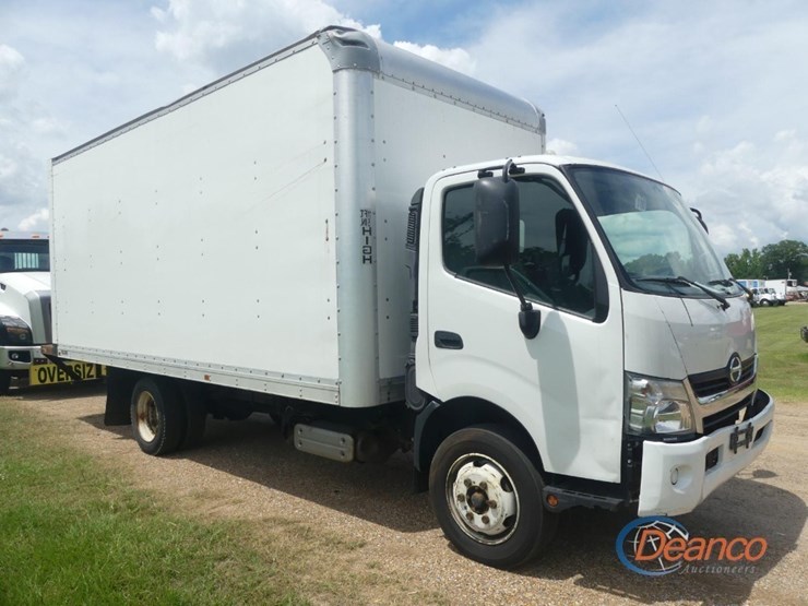 2019-hino-195-image-1