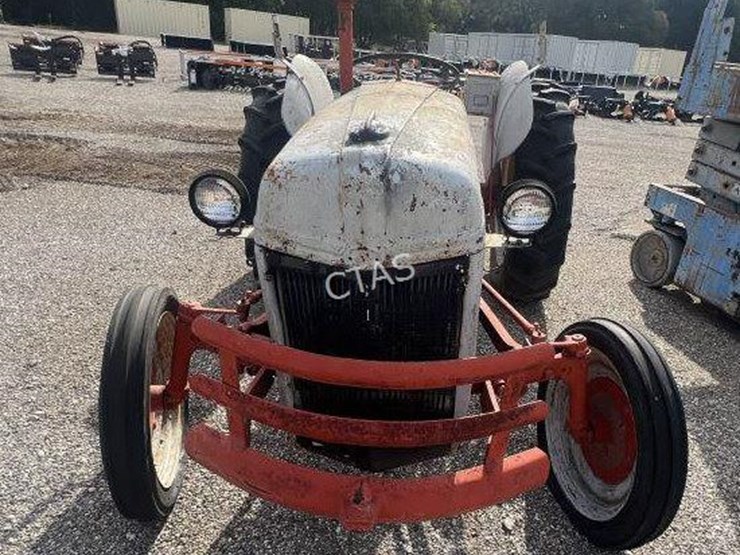 ford-tractor-image-3