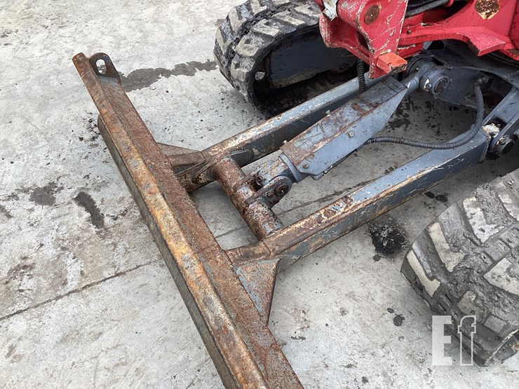2018-takeuchi-tb240-image-9