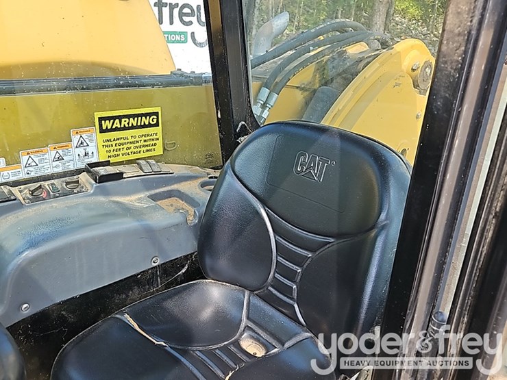 2015-caterpillar-th255c-image-17