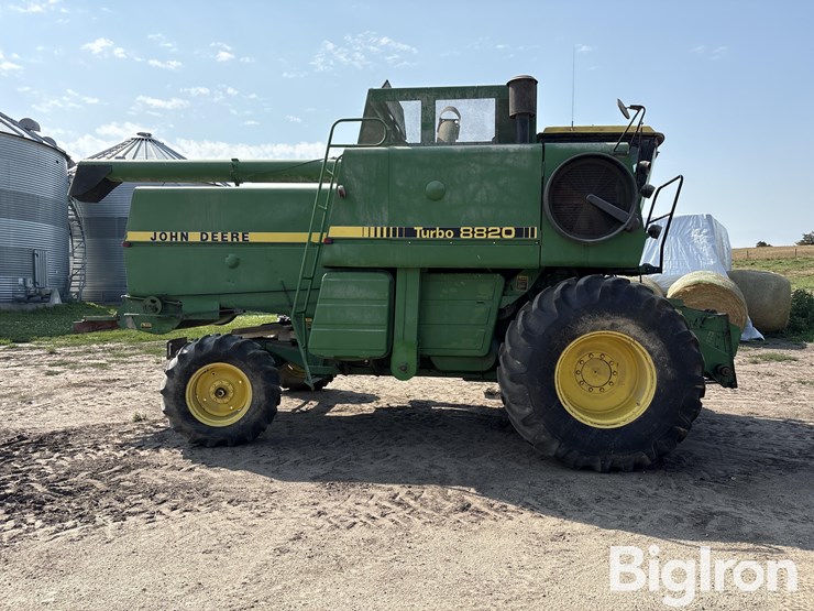 1982-john-deere-8820-image-4