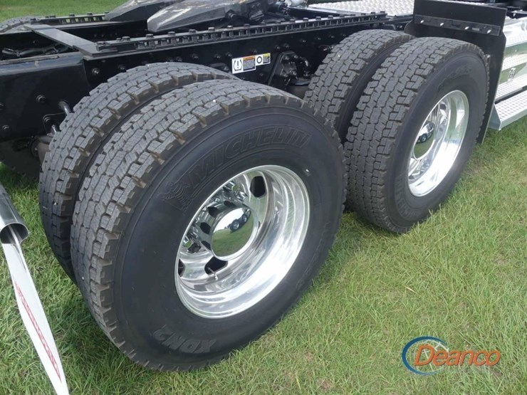 2024-kenworth-w900l-image-7