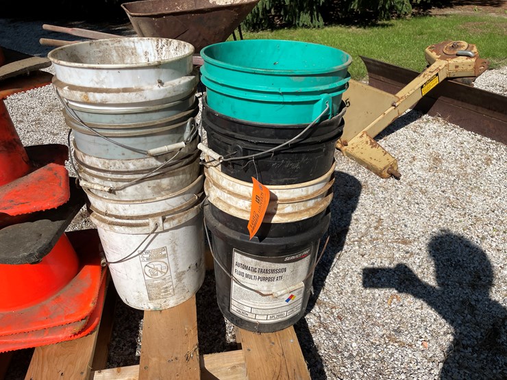 #1682-•-(8)-plastic-pails-and-cunes-image-2