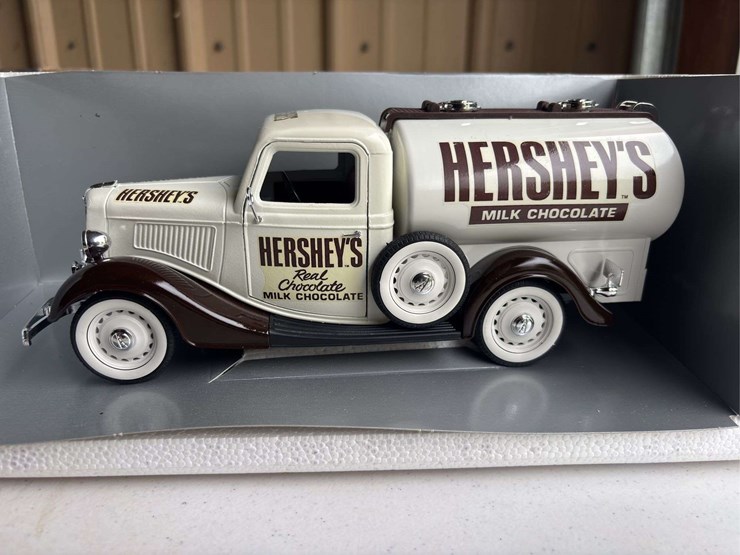 (2)-hershey-chocolate-1930's-ford-trucks-image-19
