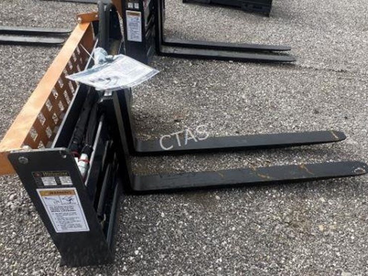 #146-•-wolverine-hydraulic-skid-steer-pallet-forks-image-1