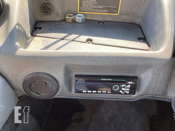 2015-deere-250d-ii-image-13